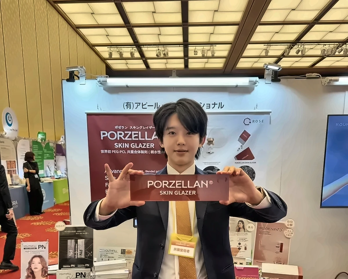 PORZELLAN SKIN GLAZER 発表会に共催登壇者として登壇する李範晙医師